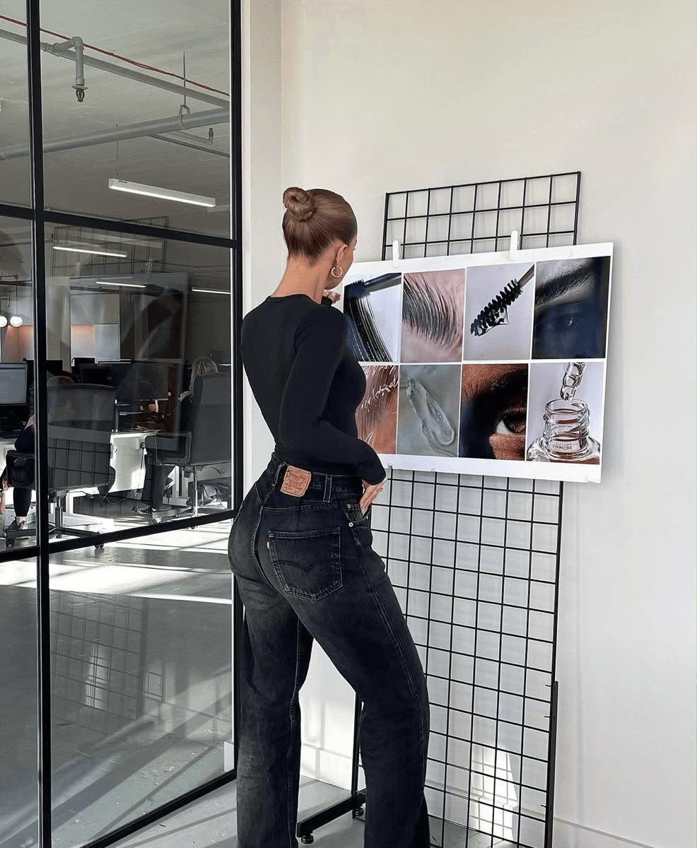 Portrait cinématique d'une cliente pendant un soin du regard